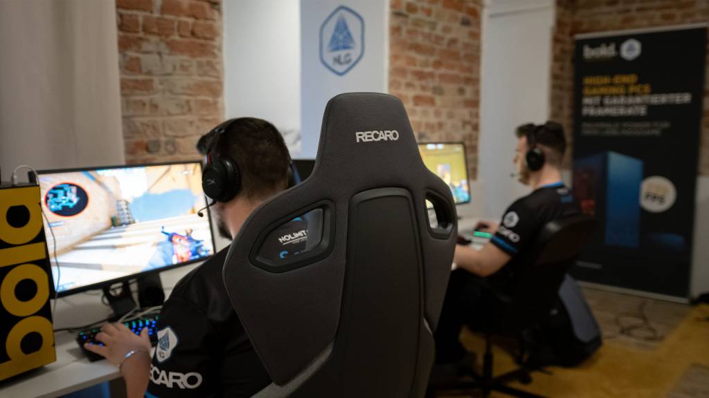 Les membres de No Limit Gaming s'entraรฎnent sur les siรจges RECARO Gaming.